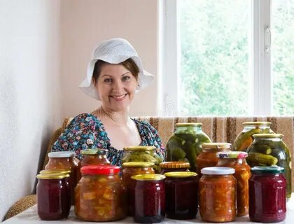 Вошла хозяйка женщина пожилых