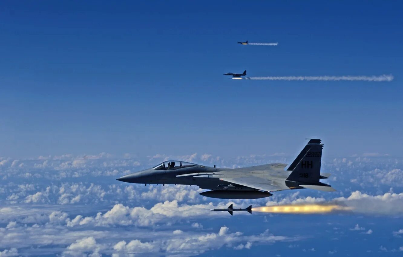 Истребитель низко. F-15 Eagle. F15 и f16. F16 истребитель. F-15 ракеты.