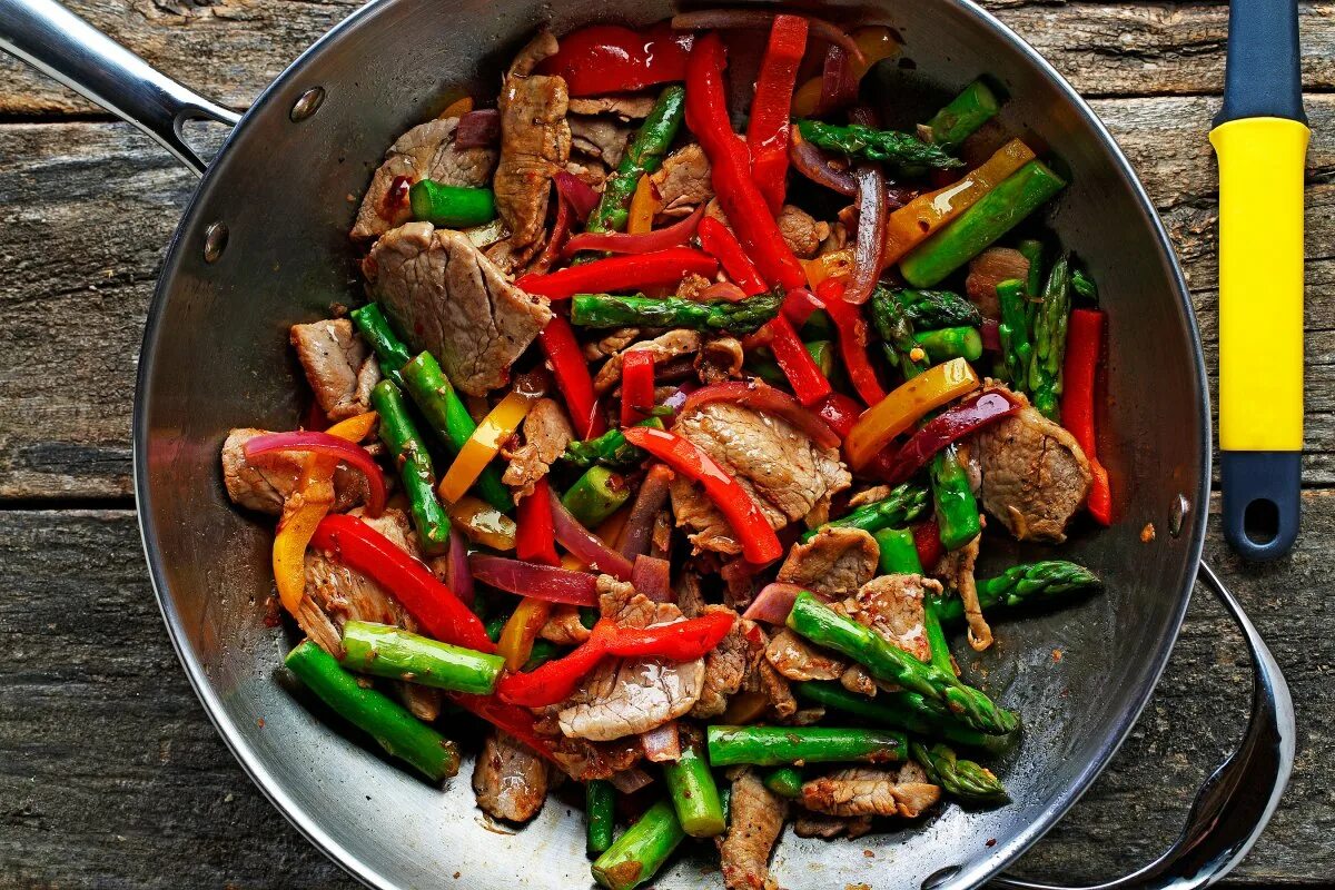 Стручковая фасоль с овощами на сковороде