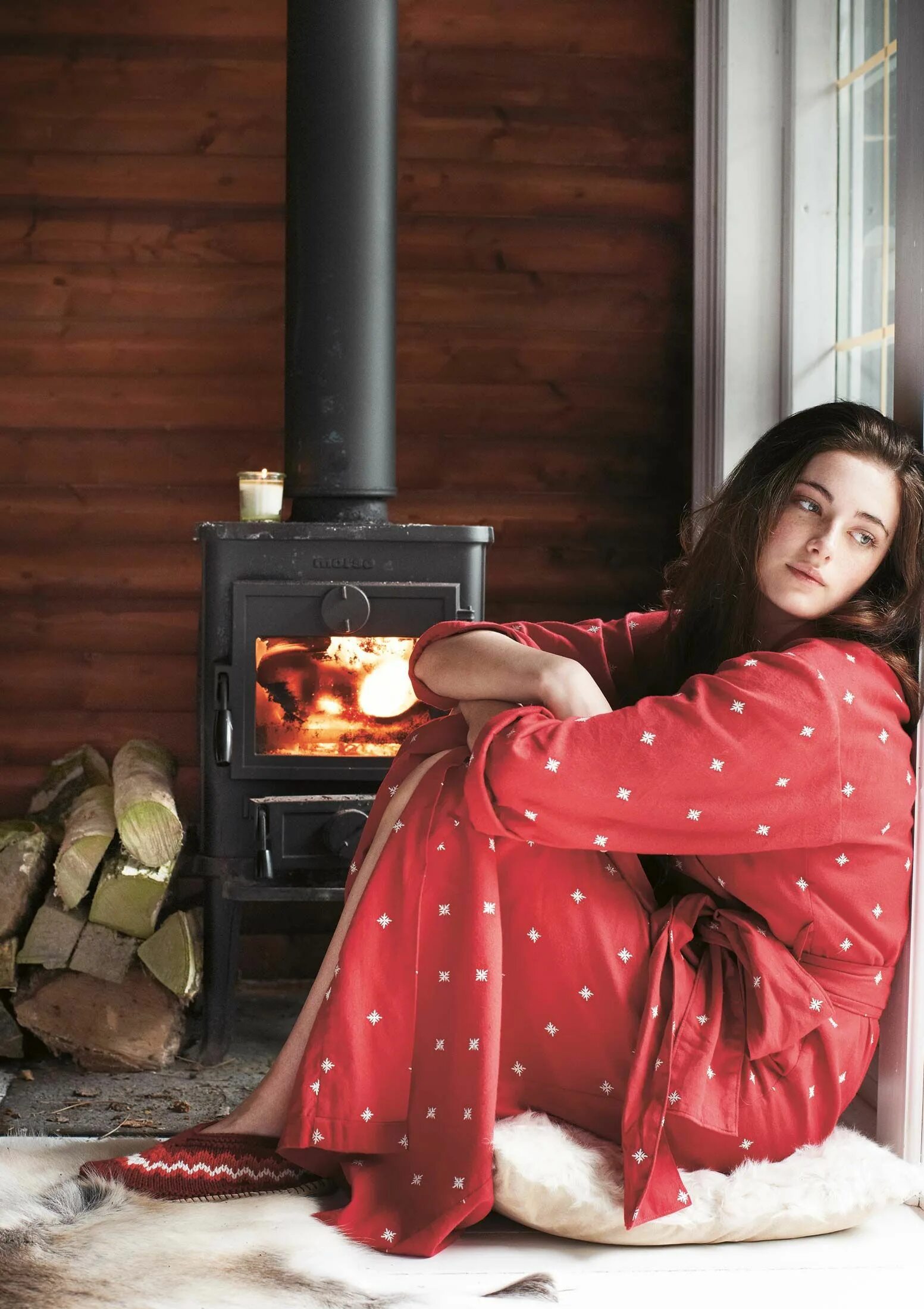 Он и она под пледом. Женщина которая хранит очаг дома. Песня пледом твоим. Женщина у осеннего окна. Уютный плед камин.