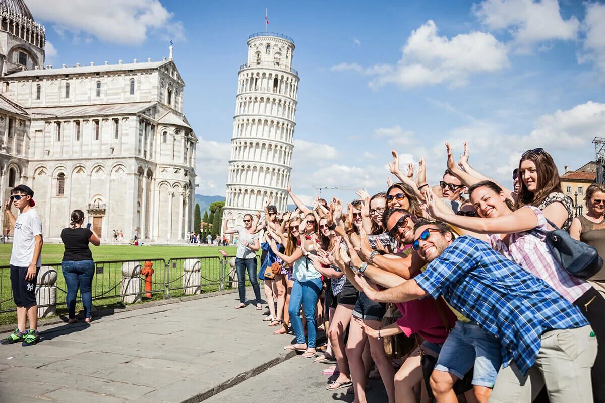 Столько места найти. Пизанская башня Италия. Пизанская башня туристы. Пизанская башня люди. Пизанская башня фото.