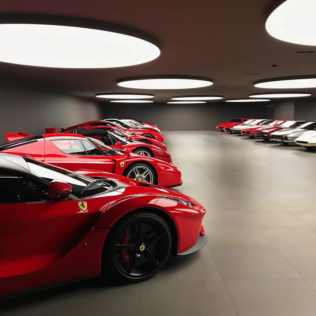 Феррари в гараже. Суперкары коллекция. Коллекция Феррари. Коллекция Феррари гараж. Ferrari collection