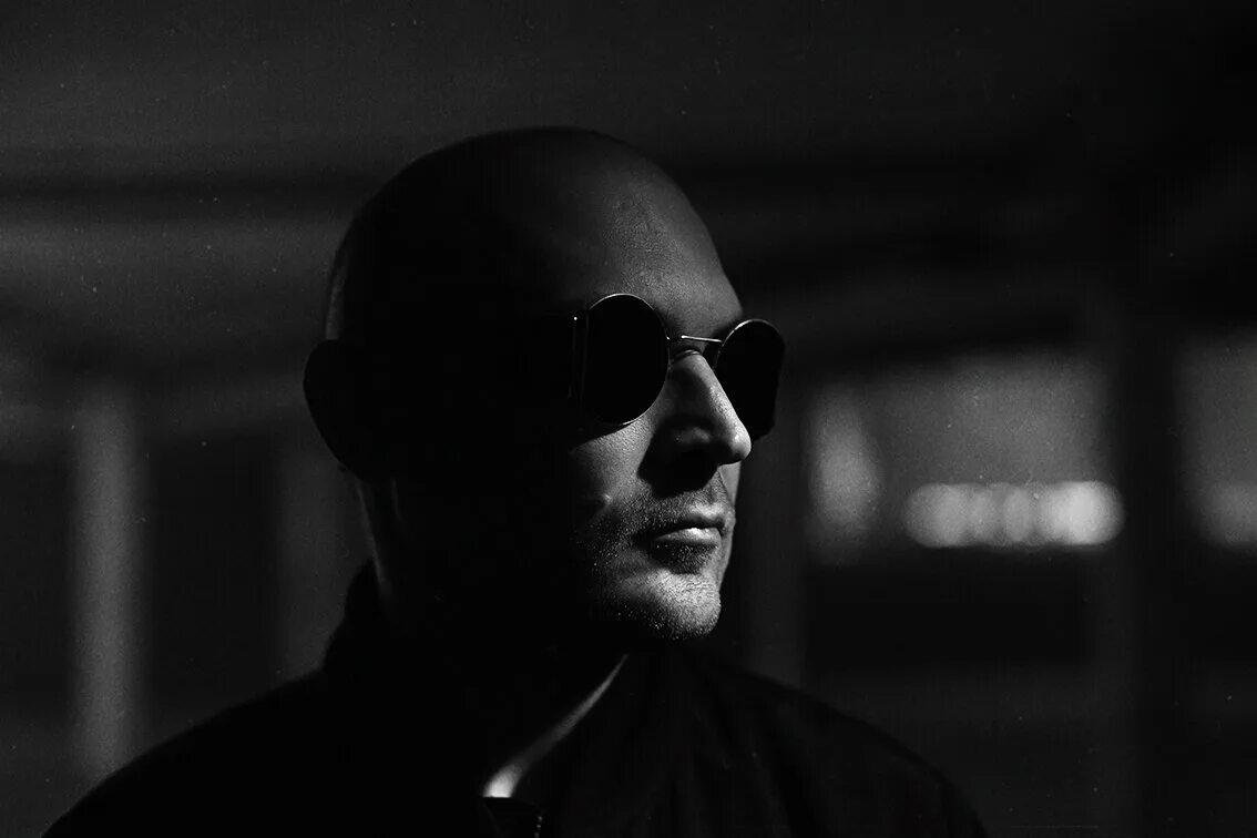 Хорус луперкаль исполнитель. Слушать песню белый свет. Слова песни холодно холодно. Текст черные глаза текст. Группа белый день обложка.