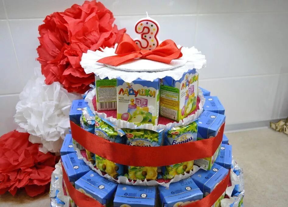 Тортик для детского сада на день рождения. Подарки в детский сад на день рождения. Торт в садик из сладостей. Вкусняшка в садик на день рождения.