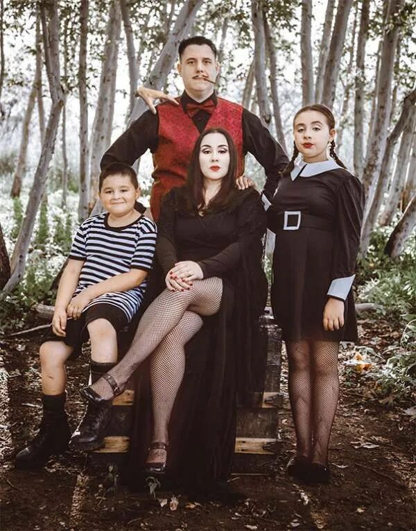 Креативный папа. Забавные семейные фотосессии. Семейка аддамс семья. Семья картинки нарисованные. Необычные семейные фотосессии.