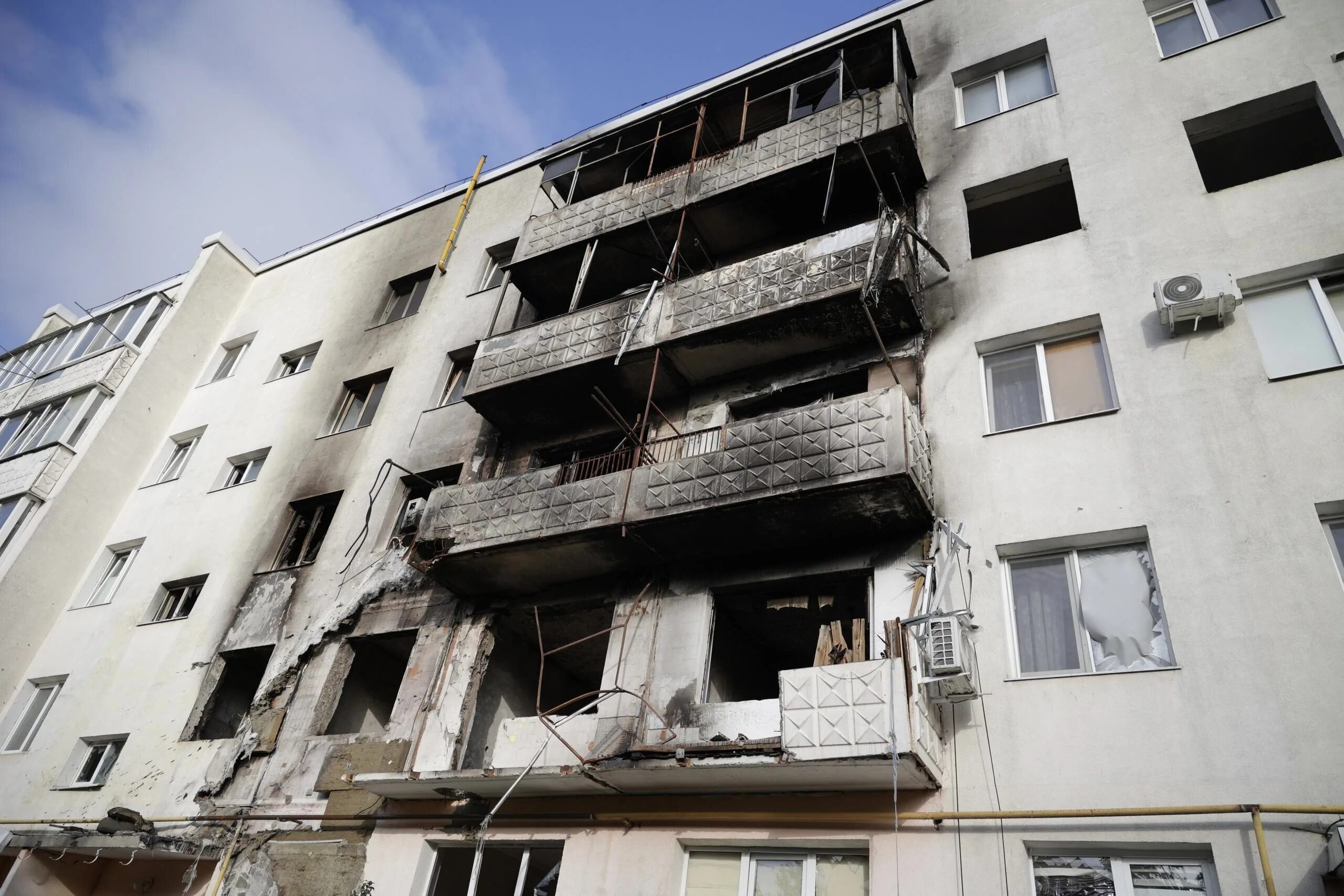 Восстановление жилья после обстрелов Белгород. Сделать сооружения для обстрела. Фото разбитого дома ж/д9 Шебекино летом.