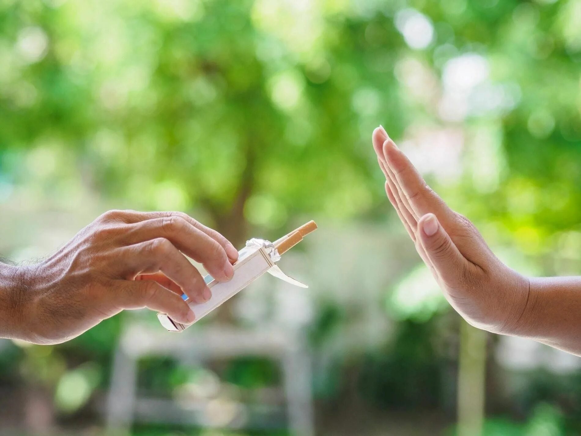 Избавление от вредных привычек. Отказ от вредных привычек. quit smoking with family. stop smoke. smoking among people.