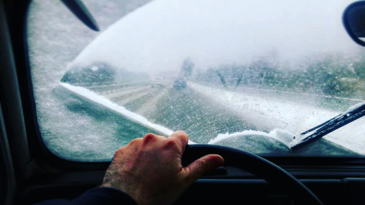 Прогрев авто. Кипяток на лобовое стекло в мороз. Девчонка на машины на зимней зима. Машина зимой. Прогретый холодом.