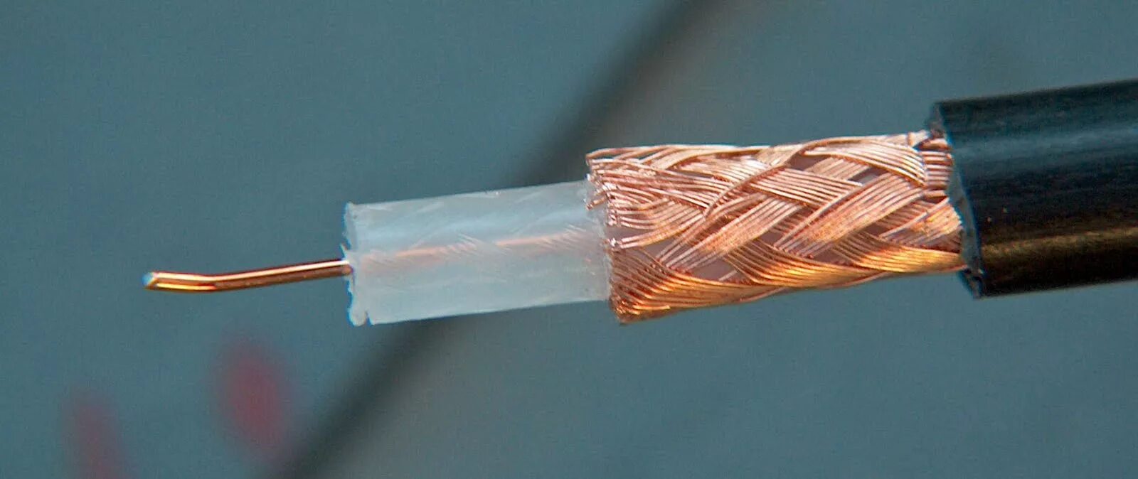 Какой кабель лучше для телевизоров. Coaxial Cable. Коаксиальный кабель рк75-20. Коаксиал кабель 2м. Кабель 2 жилы + коаксиал.