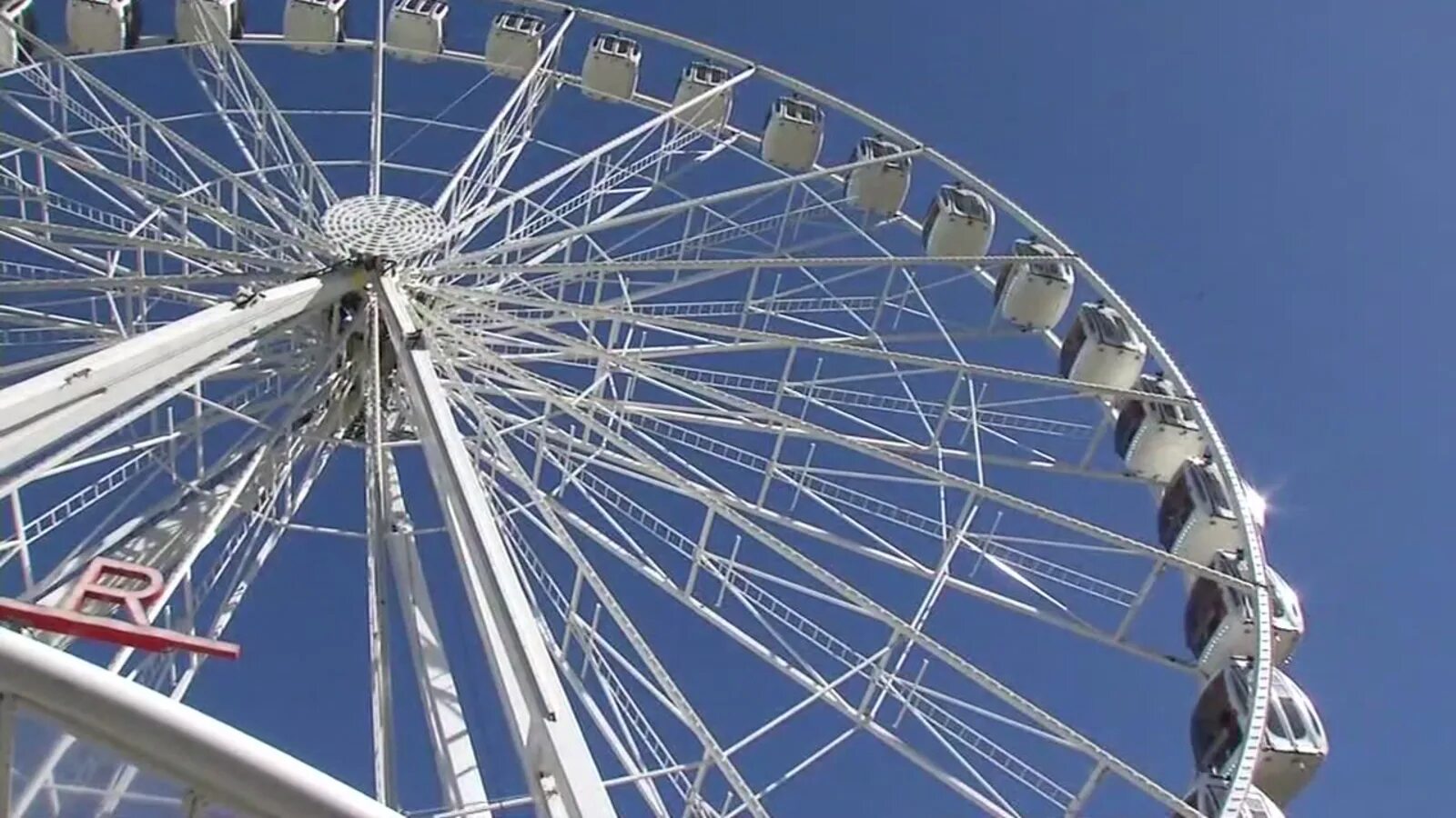 Колесо обозрения солнце москвы на вднх. Парк юность калининград колесо обозрения. Парк гагарина южно-сахалинск колесо обозрения. Парк гагарина южно-сахалинск колесо обозрения. Колесо обозрения южно-сахалинск.