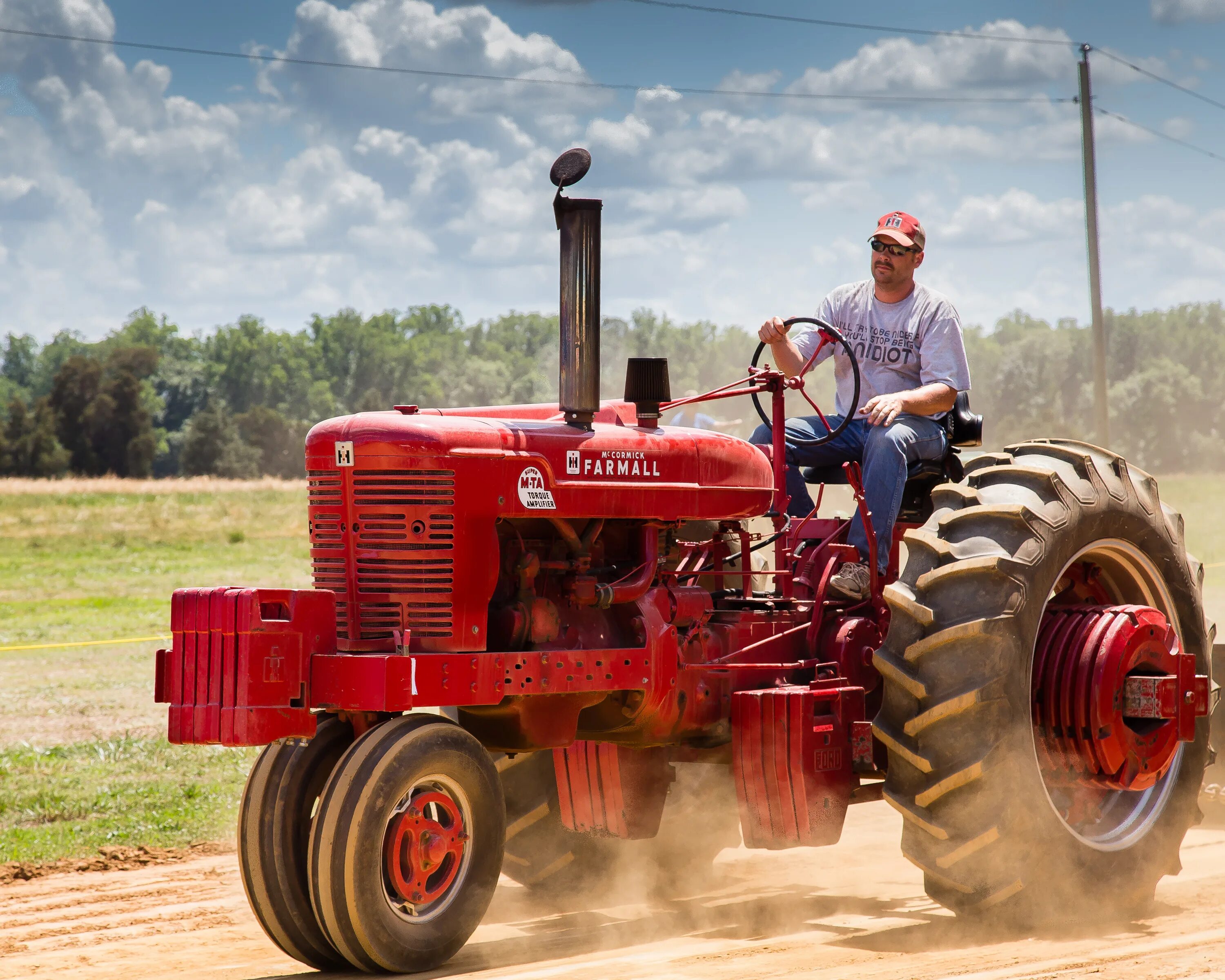 Как гудит трактор. Трактор Фармал. Farmall 200 трактор. Трактор в поле. Культиватор для трактора.