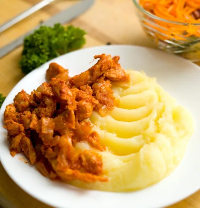 Подлива к пюре с мясом. Толченка с гуляшом. гуляш с картошкой пюре. гуляш с толченкой. гуляш с пюре с подливкой.
