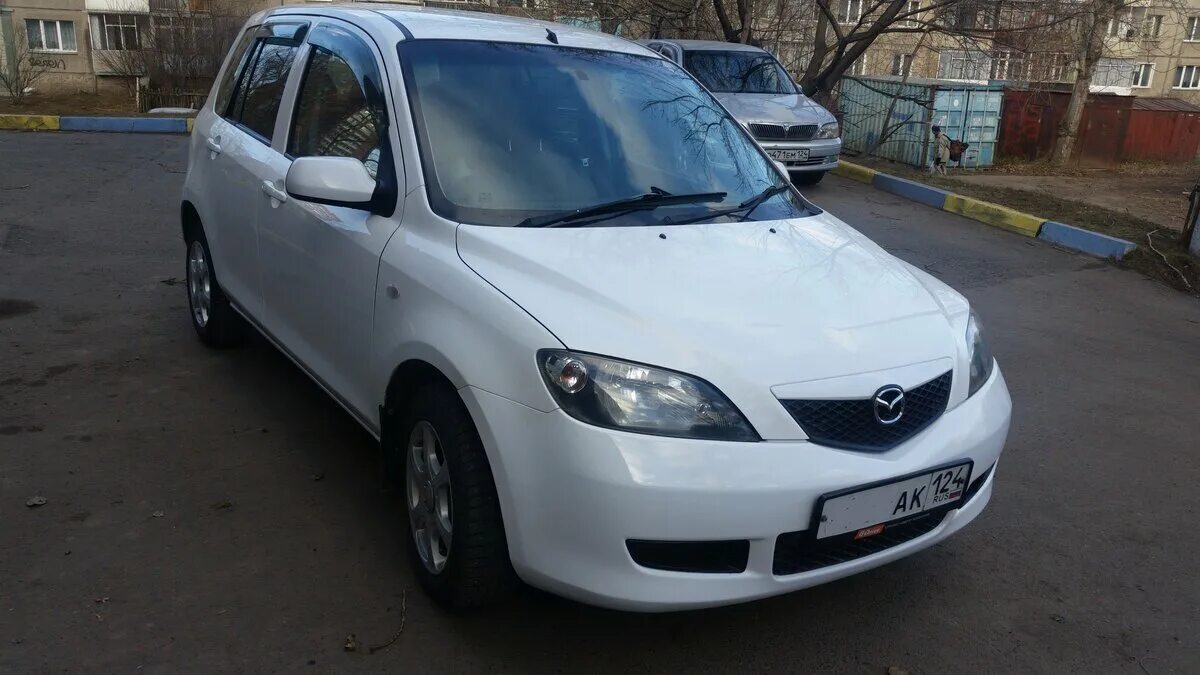 Купить мазду демио в новосибирске. Mazda Demio 2004. Mazda Demio 2004 год. Мазда Демио 2004 белая. Мазда Демио 2003 год белая.