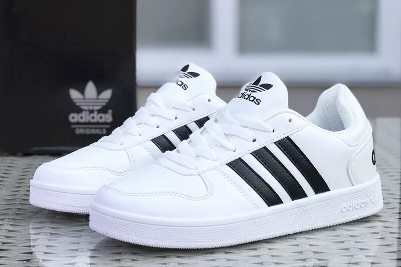 Адидас белые. Adidas hoops 2.0 бело черные. adidas hoops белые. кроссовки адидас белые мужские hoops. кроссы адидас мужские белые.
