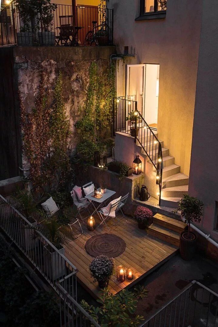 Сходить в дом. Дом с двориком. Освещение на балконе. Уютный открытый балкон. Квартира с террасой.