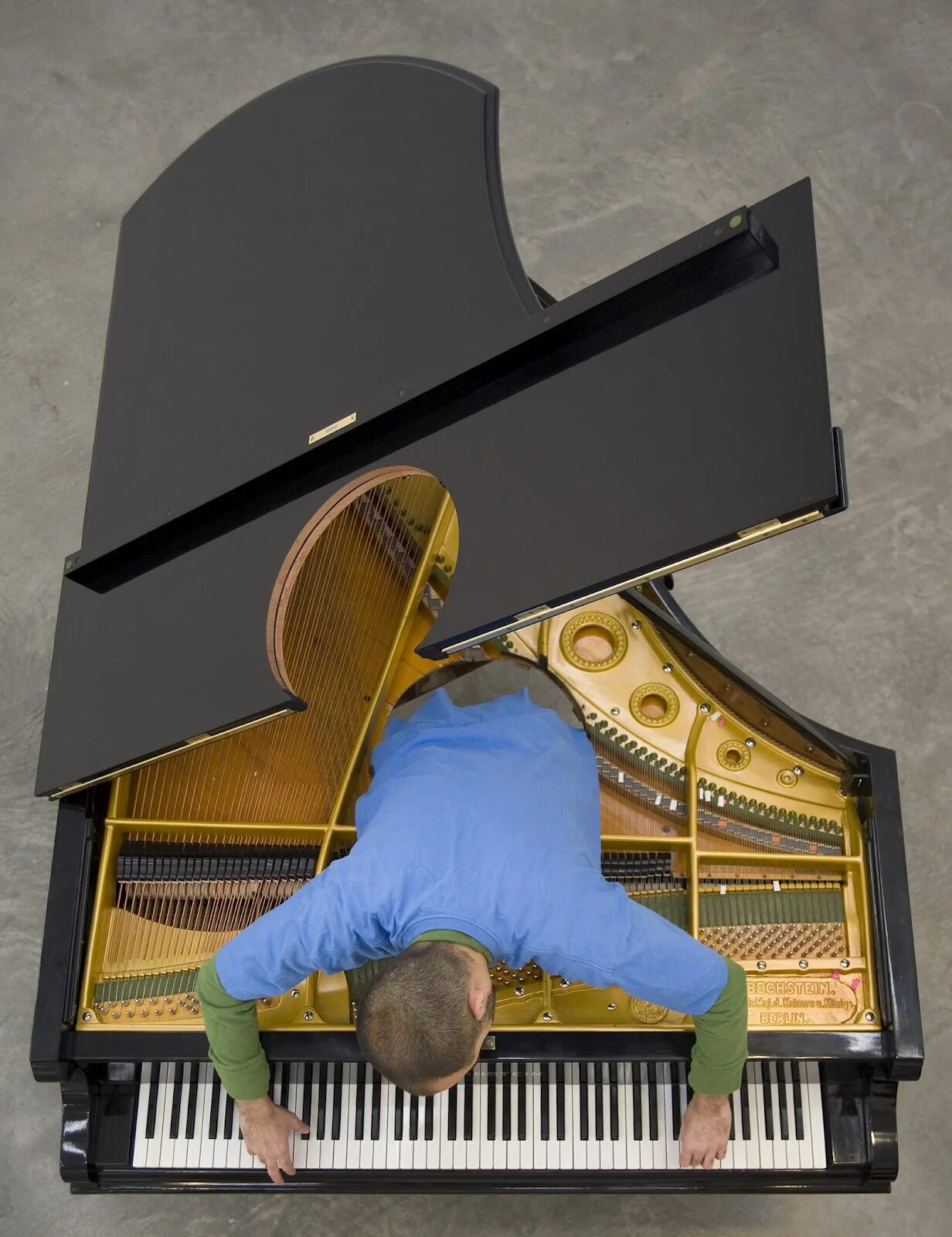 Аллора и Кальсадилья, "stop, Repair, prepare: variations on "Ode to Joy" for a prepared Piano" (2008). Аллора и Кальсадилья. Инсталляция пианино. Перфоманс Аллора и Кальсадилья.