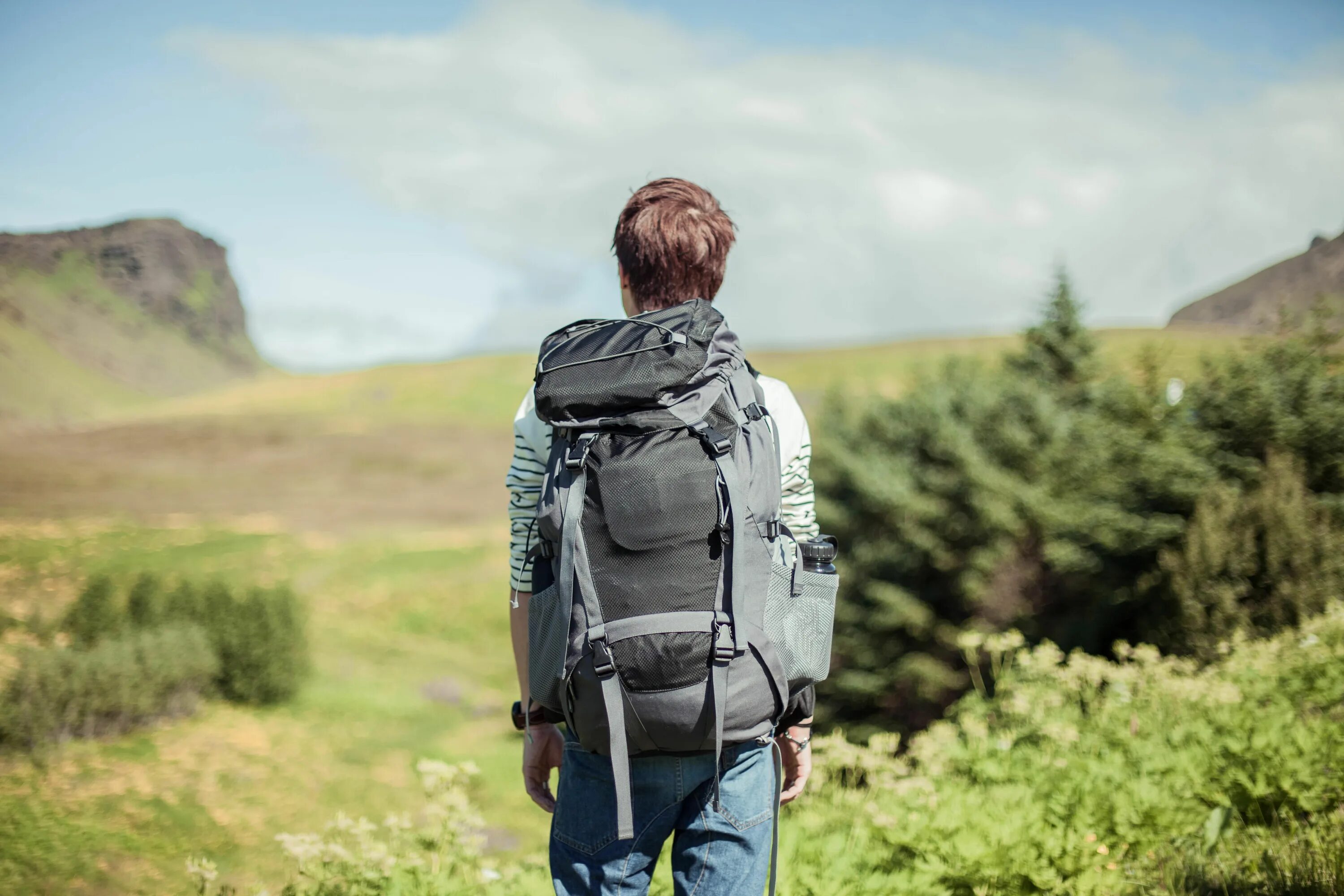 Турист с рюкзаком. To carry a survey. Картонная коробка человек. Рюкзак для похода. Парень с рюкзаком.