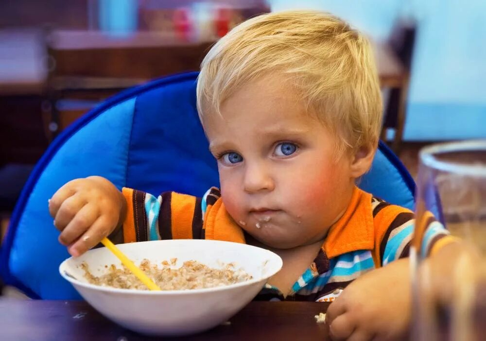 Почему дети едят ночью. Ребенок кушает. Кушать кашу. Ребенок кушает кашу. Ребенок ест кашу.