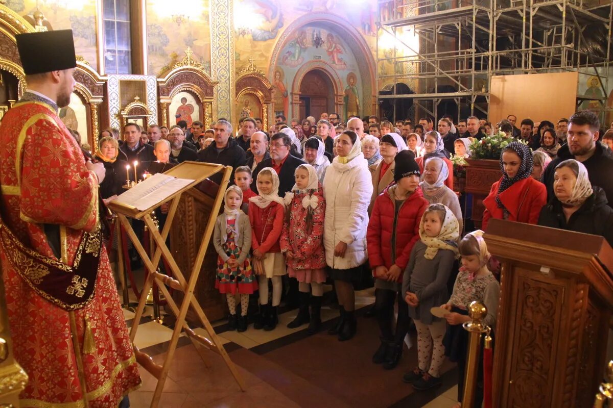 служба в церкви калининграде. богослужение в храме христа спасителя калининград. храм св мариамны и кирилла и мефодия калининград внутри. александр соколов священник калининград. храм христа спасителя начало службы.