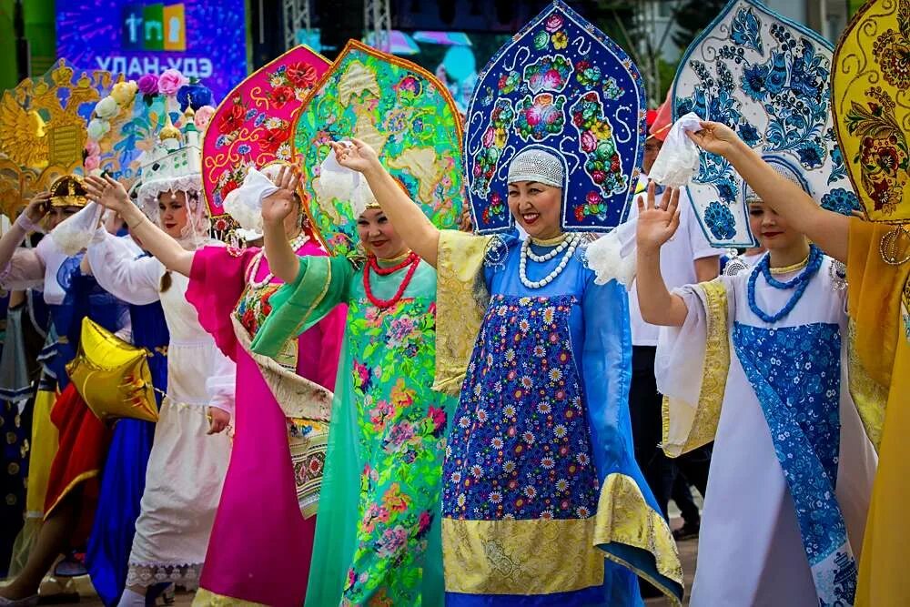 С праздником города москвы. Джазовый фестиваль сочи. Фестиваль сегодня. Шествие на день города. Штаб фестиваля нашествие.