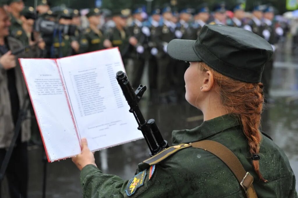 Военнообязанные профессии в россии. Девушки в военных учебных заведениях. Военная присяга девушки. Женщины военнослужащие. Военные вузы для девушек.