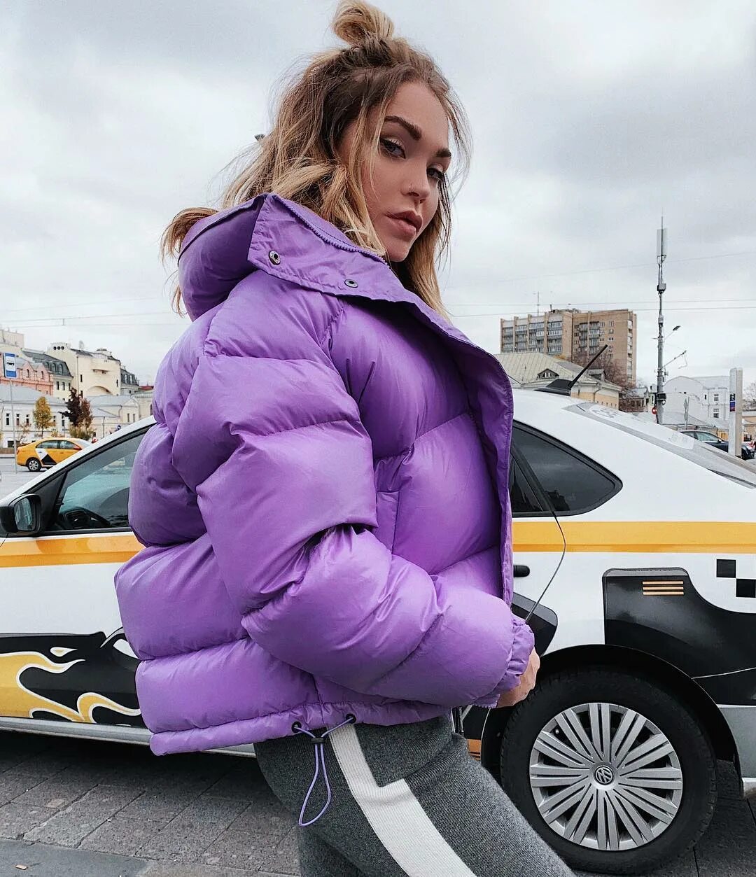 модные пуховики 2024 женские короткие. модные куртки для девушек. модные пуховики 2024 женские короткие. пуховик прада стрит стайл,зимние. пуховик.