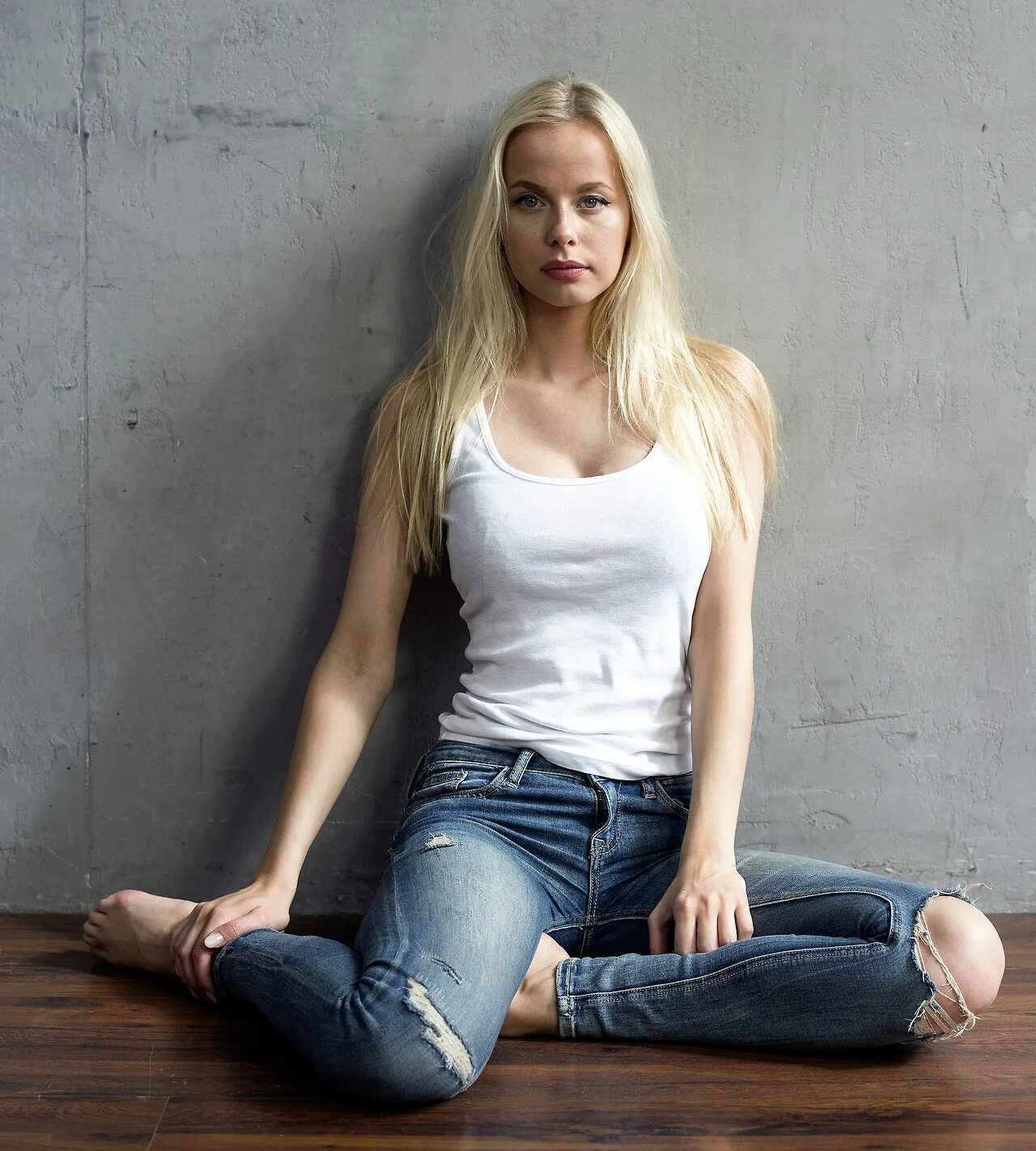 Blonde jeans. Красивые девушки в джинсах и майке. Девушка в майке и джинсах. Девушка в белой майке и джинсах. Фотосессия в джинсах и белой майке.