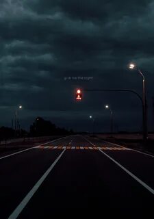 Не смотрит на дорогу