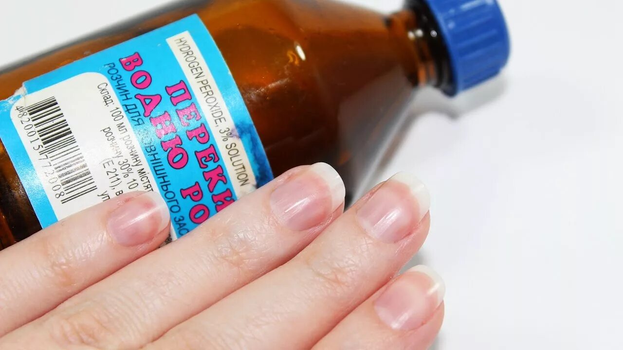 Компресс с перекисью водорода. Перекись водорода ногти на ногах. Перекись водорода ногти на ногах. Народное средство от грибка. Мазь от заусенец на пальце.