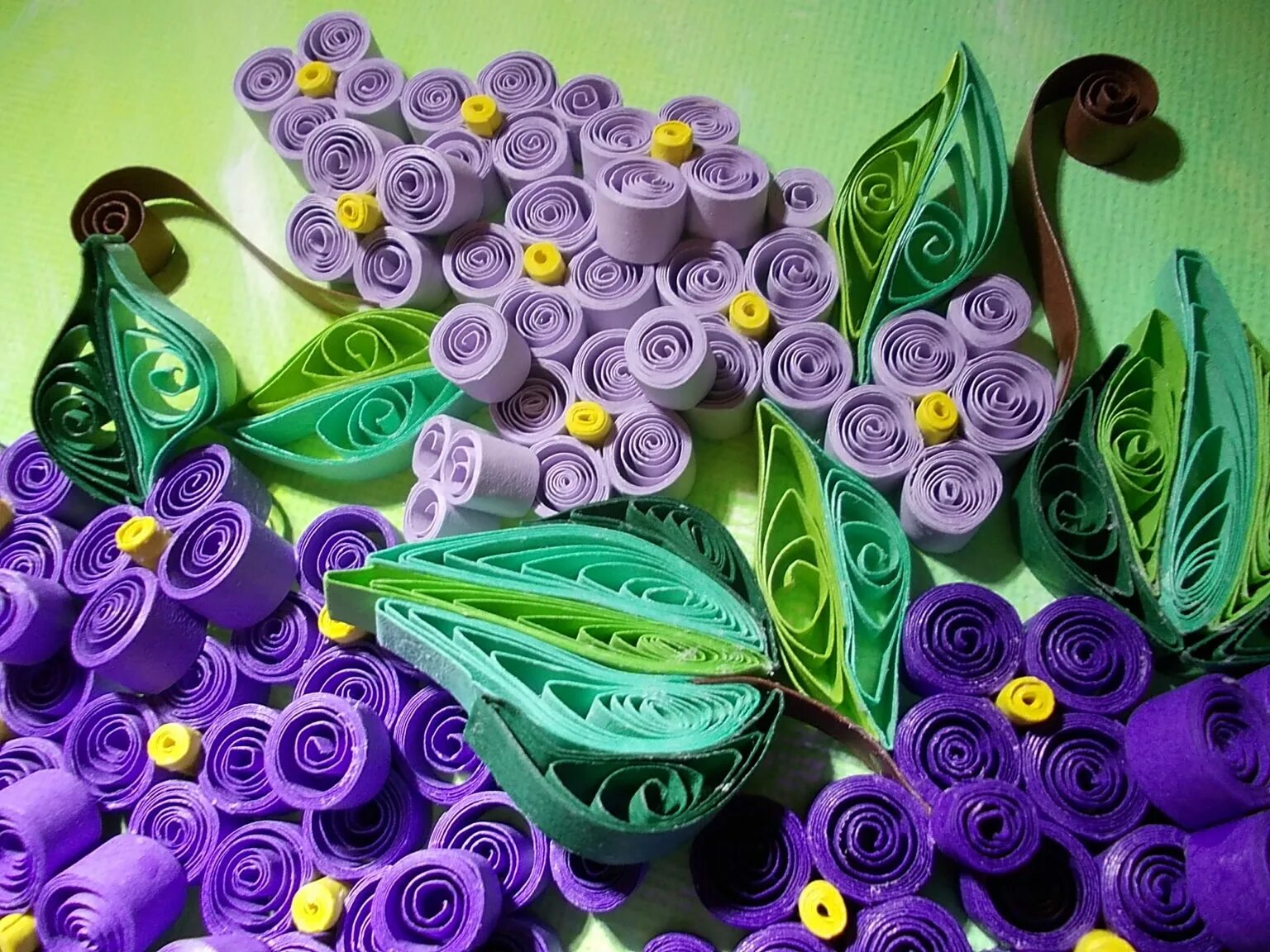 Красивые поделки видео. Бихайв квиллинг. Quilling paper для начинающих. Поделки из квиллинга. Квиллинг цветы.