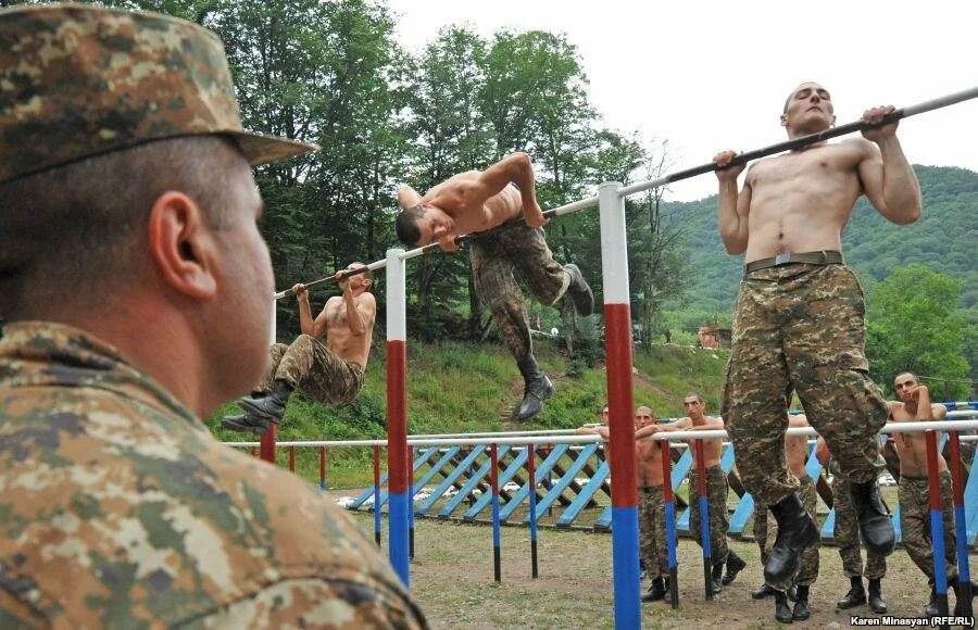 Физическая подготовка военнослужащих. Тренировка солдат. Тренировка в армии. Солдаты тренируются.