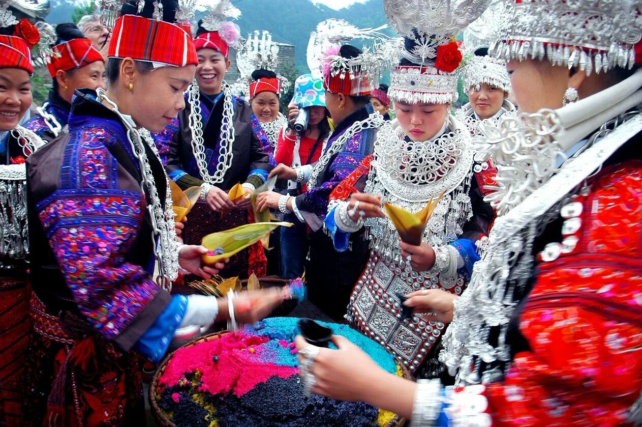 Язык национальных меньшинств. Мяо Яо. Народ Мяо Китай. Фестиваль Люшен Китай Мяо. Народность Наси в Китае.