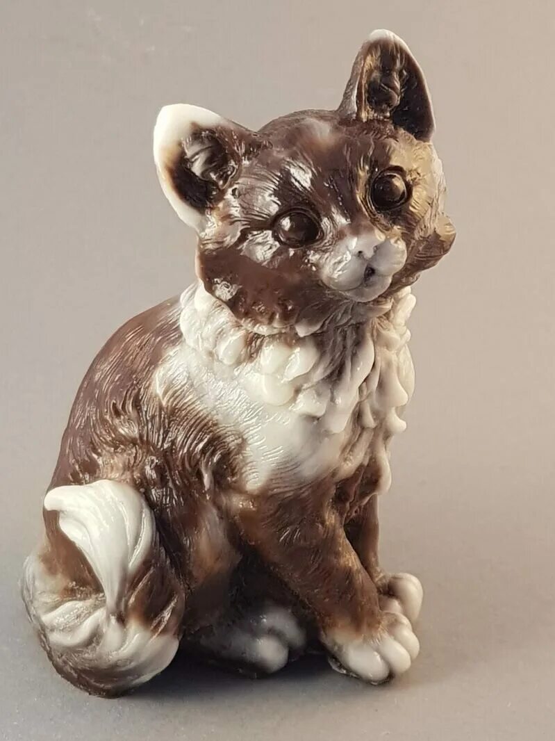 мраморный шоколад. шоколадный мраморный. мрамор из шоколада. шоколадный мраморный. фигурка котика из шоколада.