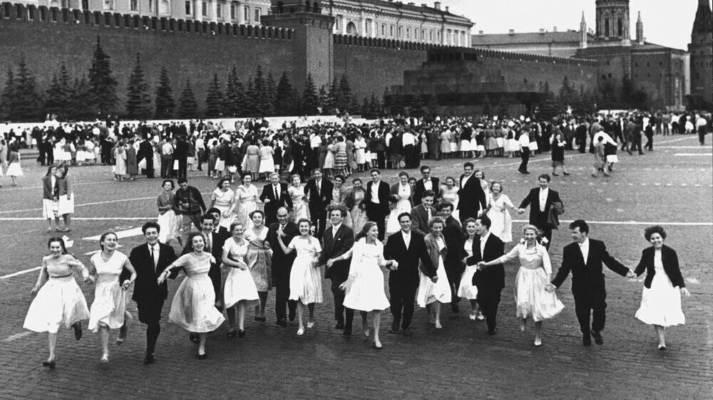 Ночь 21 22 июня. Москва 21 июня 1941. Москва выпускной 21 июня 1941 года. 22 Июня 1941 выпускной на красной площади. За день до войны 1941.