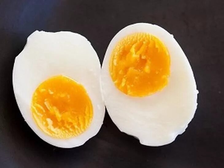 Яйцо в мешочек после закипания. Яйцо в крутую. Яйцо вареное всмятку. Яйца сваренные вкрутую. Вареные яйца в крутую.