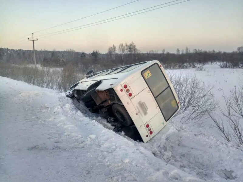 Автобус съехал в кювет. Автобус в кювете зимой. Микроавтобус съехал в кювет. Автобус съехал в кювет сегодня.