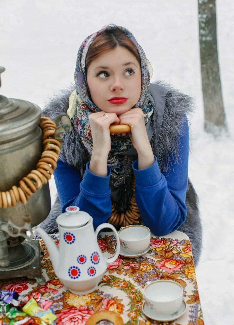 Девушка с самоваром. Зимнее чаепитие. Фотосессия с самоваром. Чаепитие в русском стиле.