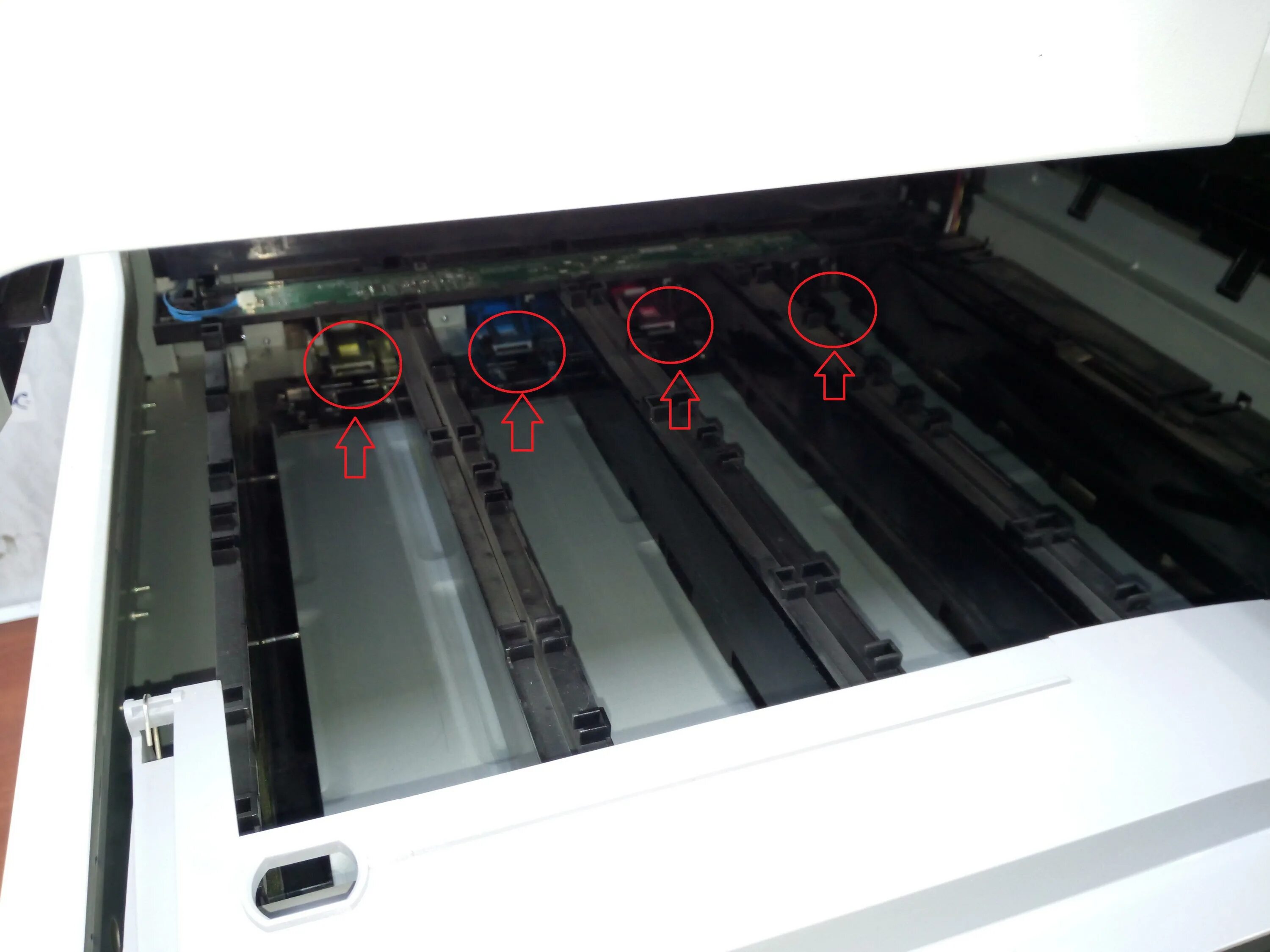 Kyocera белая полоса. C8525 kyocera блок проявки. dv-1110 блок проявки.