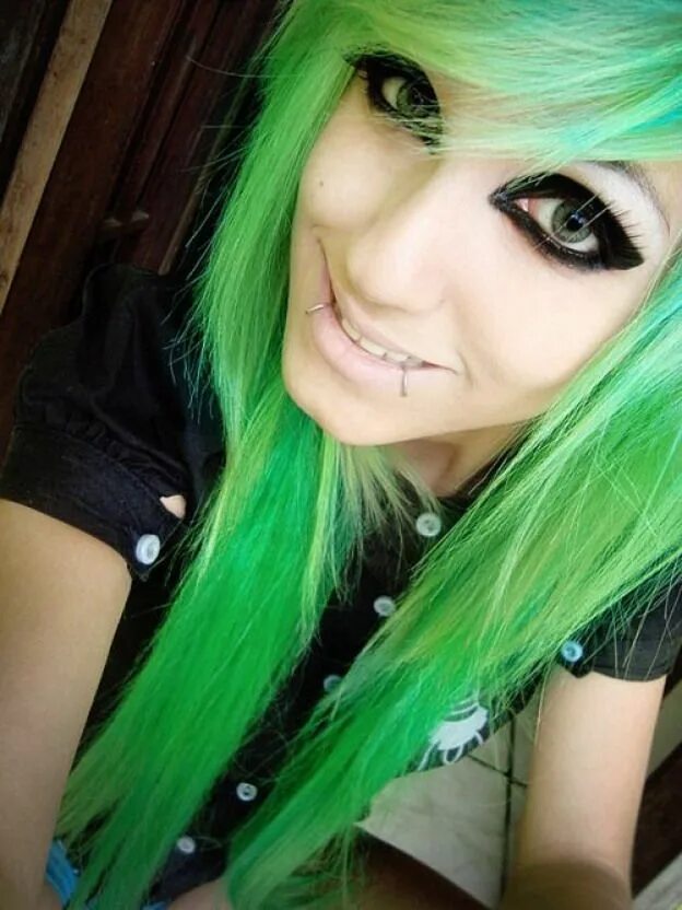 Зеленый эмо. Зеленый эмо. Эмо девушки. Панк с зелеными волосами. Девушка с зёлеными волосами эмо.
