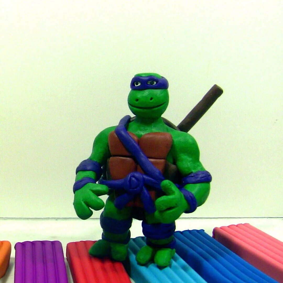 Черепашка ниндзя рафаэль из пластилина. Фигурки из пластилина черепашки ниндзя. Как слепить черепашку ниндзя. Черепашки ниндзя фигурки из мастики. Лепка черепашки ниндзя из мастики.