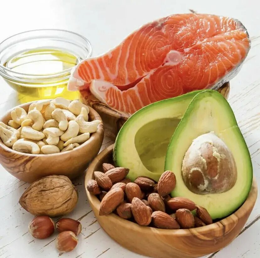 Продукты в которых содержится углеводы список продуктов. Пища содержаться. Полезные жиры. Что такое углеводы в продуктах питания. Белки продукты.