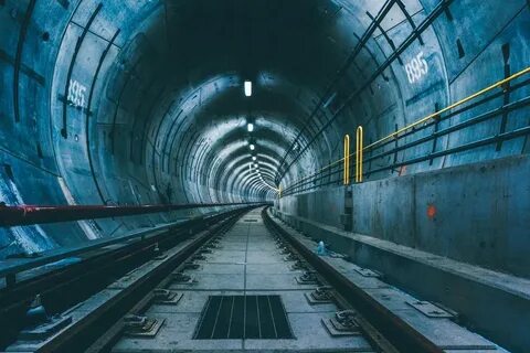 Метро стоит в тоннеле