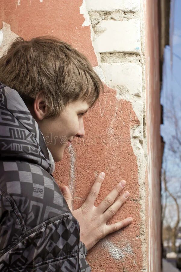 Мужчина в библиотеке. Мужчина выглядывает. Это грусть. Парень и девушка у окна. В тени человека.