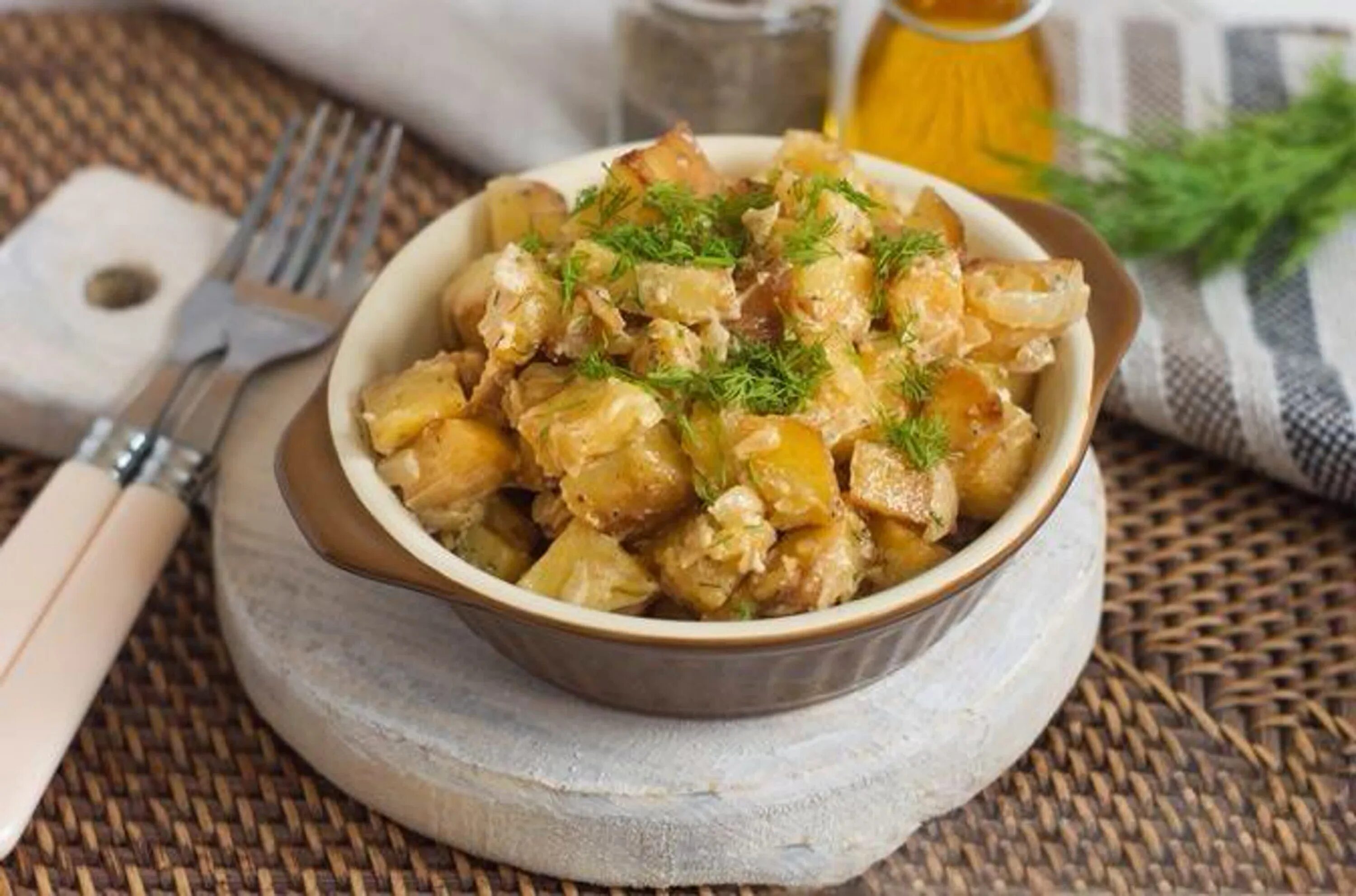 Картофель с овощами в сметане. Тушеная картошка в сметане. картофель тушеный с луком. тушеная картошка с луком в сметане. картошка с лучком тушеная.