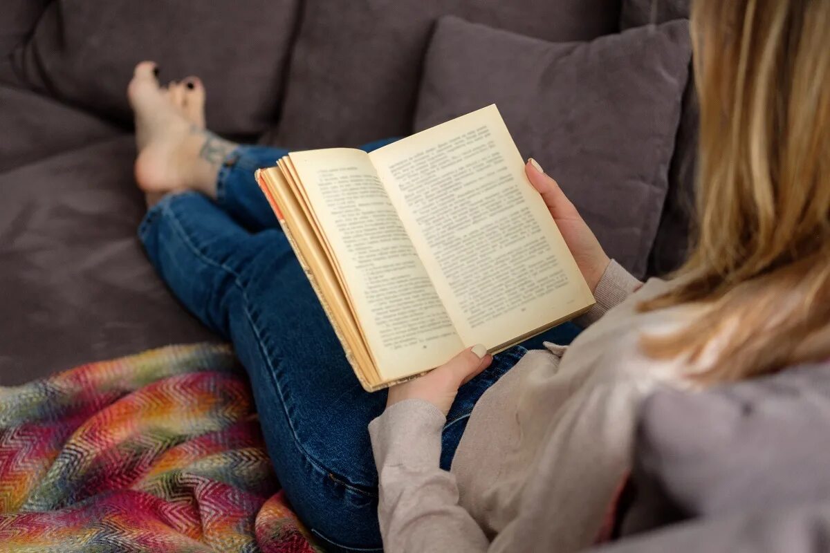 Как вы понимаете дом без книги. Чтение книг. Читает книгу. Человек за чтением. Фотосессия с книгой.
