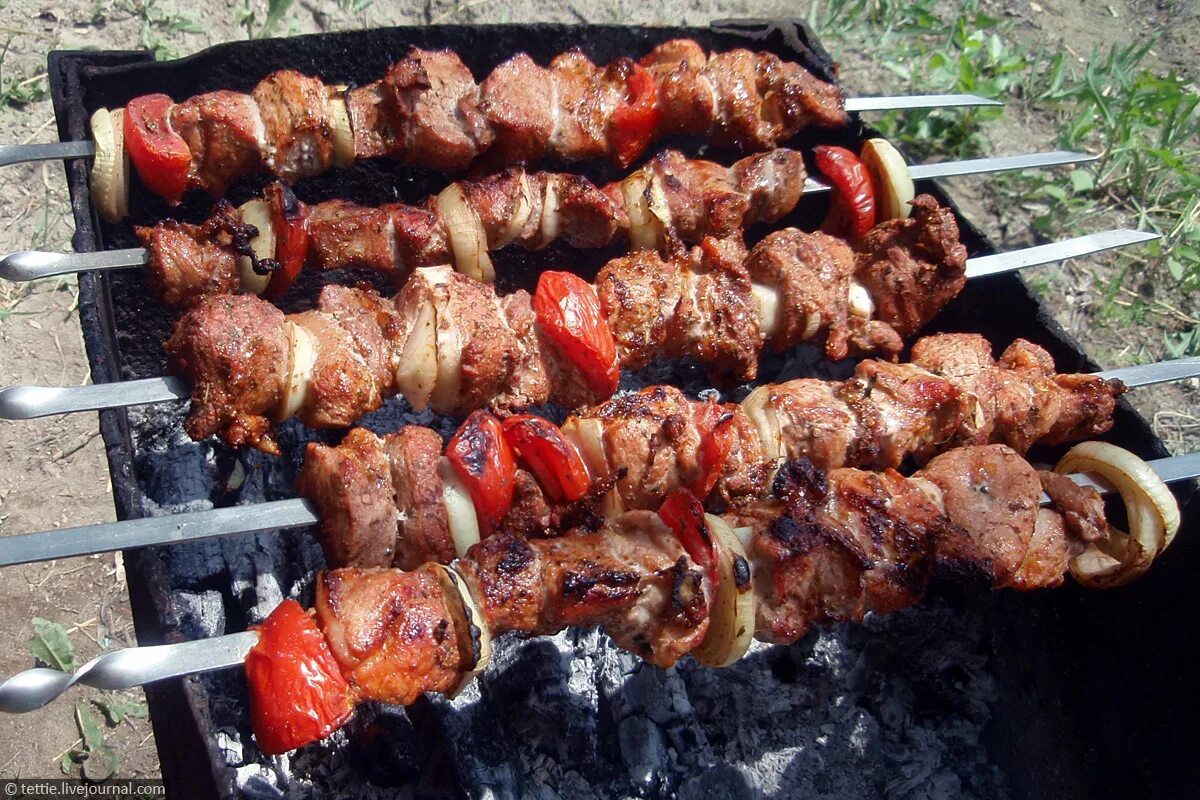 1 мая праздник шашлыки. Май шашлык. Май шашлык. Шашлык. Мир май шашлык.