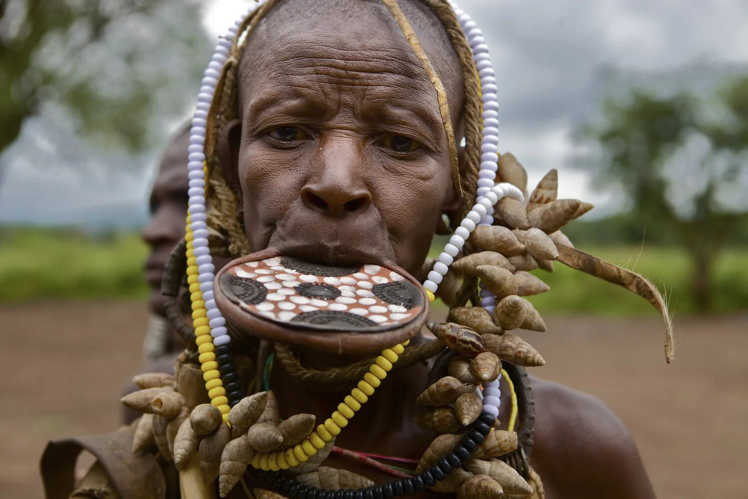 Тарелка в губе племя. Африканское племя Мурси. Африканское племя Мурси женщины.