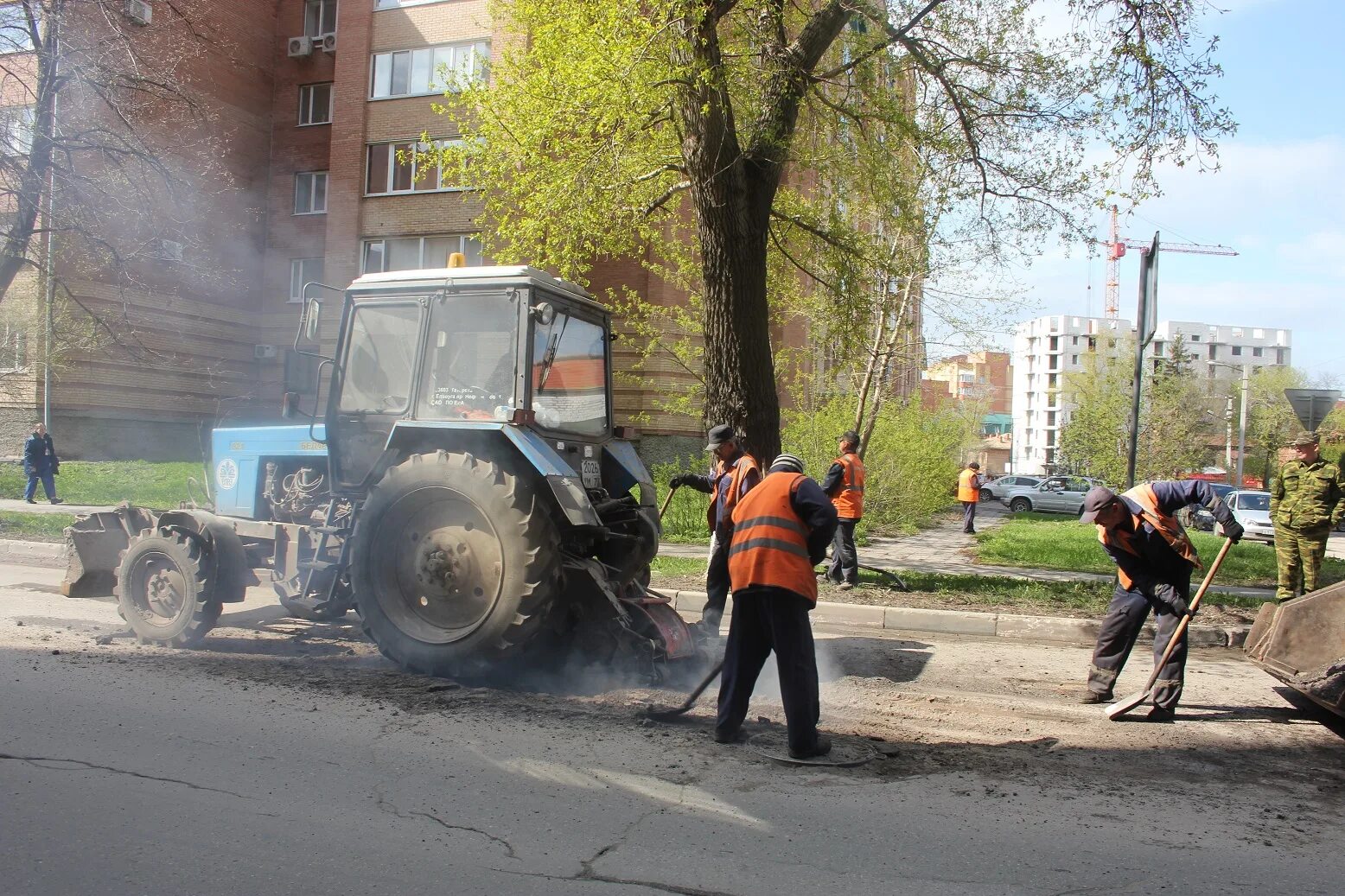 Дороги ульяновска сегодня. УТС Ульяновск дорожники. Благоустройство дорог. Асфальт в городе. Уборщик территории Дорремстрой.