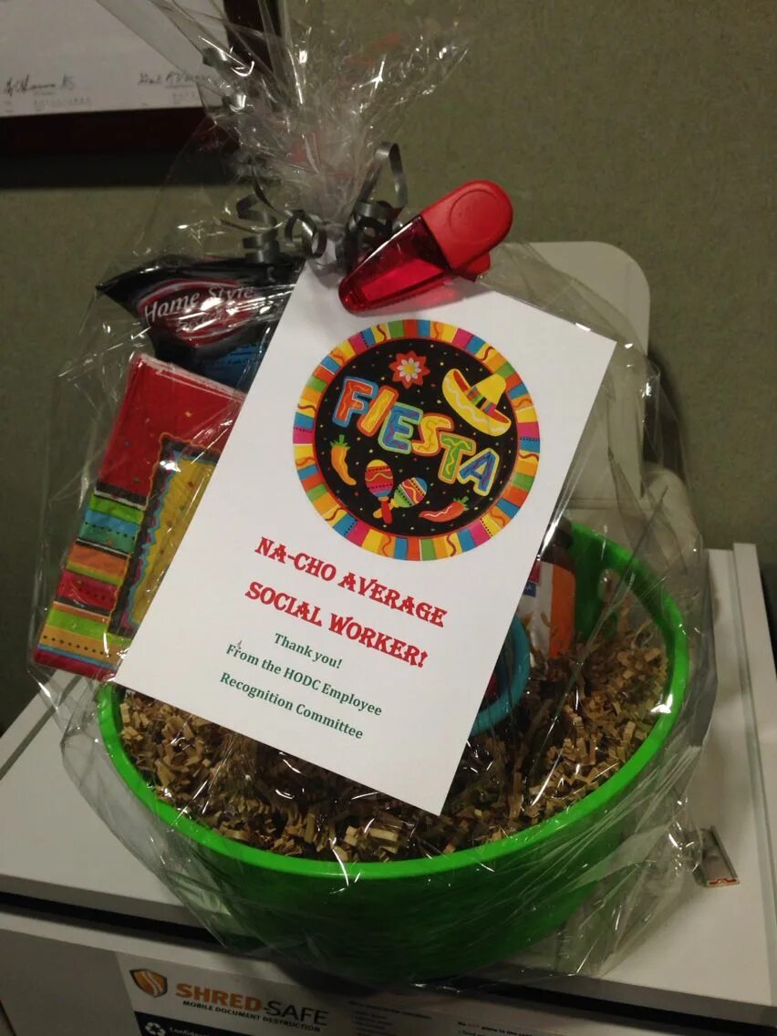 Подарок волонтеру своими руками. Идеи сувениров для волонтёров. Добрые вещи. Маленькие сувениры для волонтеров. Подарок для волонтера.