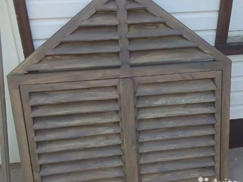 решетка на слуховое окно. деревянные слуховые окна. слуховое окно. деревянные жалюзи на слуховые окна. деревянная решетка на слуховое окно.